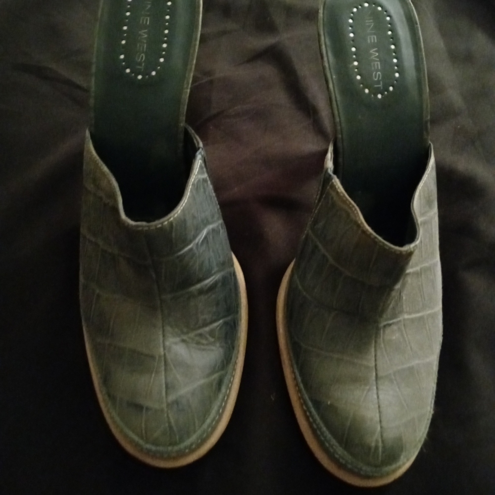 Nine West blue crocodile slip-on leather heels. Size 10